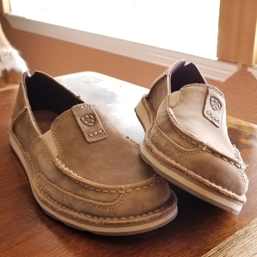 NWOT Ariat Crusiers